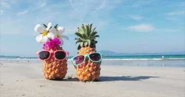 Tropikal Egzotik Sahil boyunca Sıcak Yaz Güneşi Altında Bir Tropikal Plaj Close-Up kum tropikal meyve ayakta. Konsept Yaz Arka Planı.