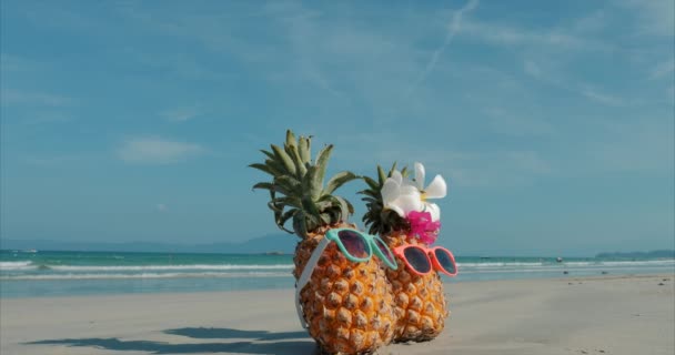 Na tropikalnej plaży zbliżenie pod Hot Summer Sun wzdłuż tropikalnego egzotycznego wybrzeża stoi na piasku tropikalnych owoców. Koncepcja lato tło. — Wideo stockowe