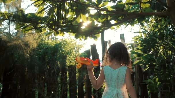 Felice bambino corre con un aeroplano giocattolo su uno sfondo tramonto . — Video Stock