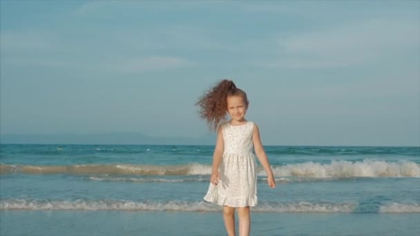 小さな女の子ストック動画 ロイヤリティフリー小さな女の子動画 Depositphotos