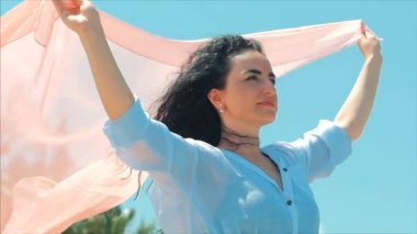 Portre Kafkas Wonderful Kahverengi Saçlı Kadın Sahilde. Yumuşak odaklama