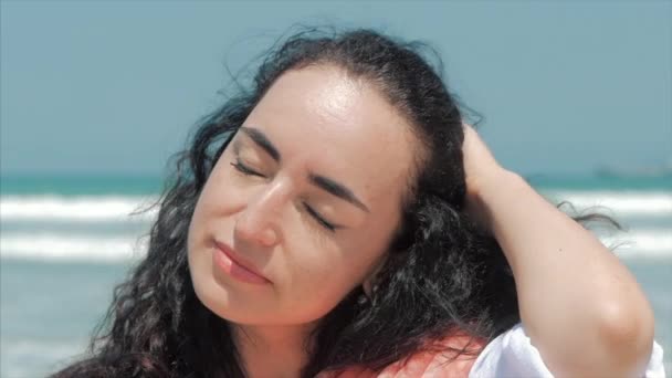 Retrato Caucásico Maravillosa mujer de cabello castaño en la playa. Enfoque suave — Vídeo de stock