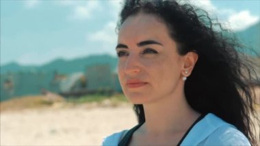 Portre Kafkas Wonderful Kahverengi Saçlı Kadın Sahilde. Yumuşak odaklama