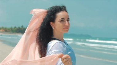 Portre Kafkas Wonderful Kahverengi Saçlı Kadın Sahilde. Yumuşak odaklama