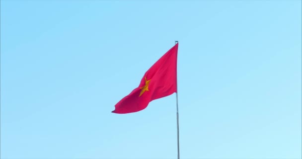 Національний прапор В'єтнаму ширяє проти синього неба і літаючих повітряних зміїв. 4K відео прапора В'єтнаму з прапором. Національний прапор червоний з великою золотою зіркою. — стокове відео