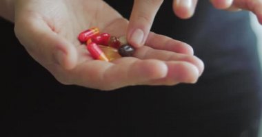 Kadın Eller yakın çekim, Birisi Eline Reçeteli Afyon Pills bir demet döker. Sağlık Kavramı, İlaçlar, Kontrasepsiyon.