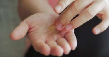 Kadın Eller yakın çekim, Birisi Eline Reçeteli Afyon Pills bir demet döker. Sağlık Kavramı, İlaçlar, Kontrasepsiyon.