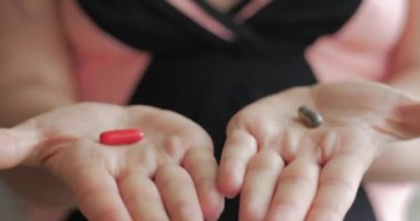 Kadın Eller yakın çekim, Birisi Eline Reçeteli Afyon Pills bir demet döker. Sağlık Kavramı, İlaçlar, Kontrasepsiyon.