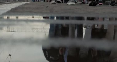 Halk, Bagaj Ile farklı yönlerde yürüyüş insanlar, Top Down shot Insanlar, çanta ve büyük bavul ile Insanlar bir sürü öğleden sonra trene acele.
