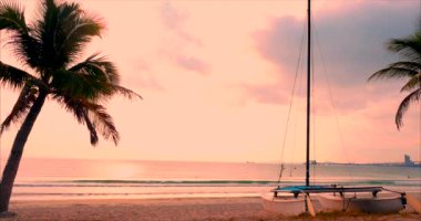 Kum ve Okyanus üzerinde Ailboat Fon Tropics Güzel Gün batımı. Konsept Doğa, Tatil, Relaxe. Yumuşak Odak.