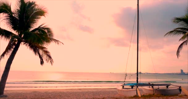Nádherný západ slunce v tropech na pozadí lovného člunu na písku a oceánu. Koncept příroda, dovolená, Relaxxe. Měkké zaměření. — Stock video