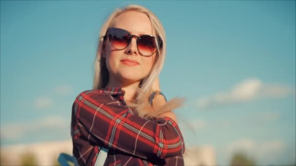 Närbild porträtt av europeisk vacker Söt blondin i med solglasögon ung kvinna eller glad tjej tittar i kameran, blåser vinden håret vinden, slow motion. — Stockvideo