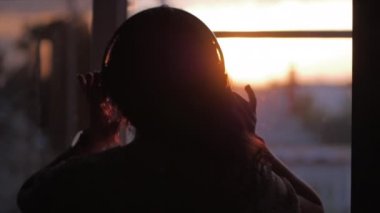 Portre Çekici Genç Kadın Kulaklık, Bir Kız ya da Bir Kadın Gün Batımında Müzik Dinleme Pencereden Dışarı Bakıyor Müzik Dinleme.