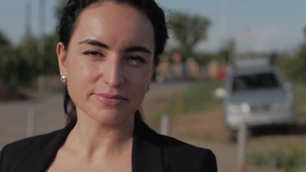 Retrato Mujer joven mirando a la cámara al atardecer, Chica exitosa pensando en la vida en la naturaleza, disfrutando del paisaje Fondo de la naturaleza Disfrutando de la libertad, viajes de ocio . — Vídeo de stock