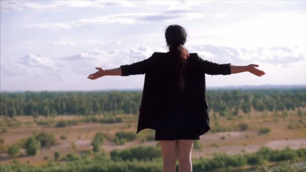 Joven mujer de negocios mirando al cielo al atardecer, chica exitosa pensando en la vida en la naturaleza, disfrutando del paisaje fondo de la naturaleza disfrutando de la libertad, viajes de ocio . — Vídeo de stock