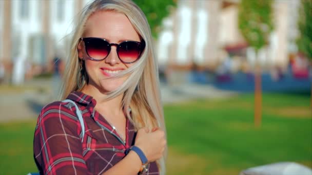 Retrato de europeo linda rubia en con gafas de sol joven feliz mujer o alegre chica mirando en la cámara, soplando viento pelo el viento, cámara lenta . — Vídeo de stock