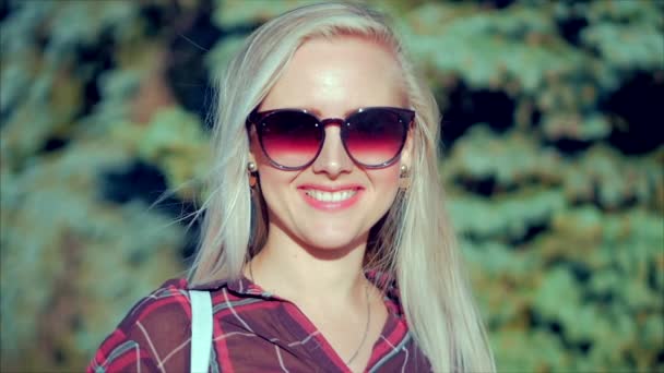 Retrato de europeo linda rubia en con gafas de sol joven feliz mujer o alegre chica mirando en la cámara, soplando viento pelo el viento, cámara lenta . — Vídeos de Stock