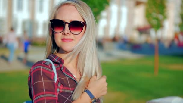 Portret van Europese schattige blonde in met Sunglass jonge gelukkige vrouw of vrolijk meisje op zoek in de camera, waait wind haar de wind, Slow Motion. — Stockvideo