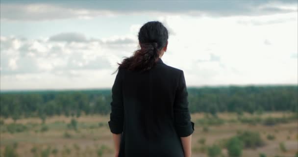 Joven mujer de negocios mirando la vista desde la montaña al atardecer, chica exitosa pensando en la vida en la naturaleza, disfrutando del paisaje Fondo de la naturaleza Disfrutando de la libertad, viajes de ocio . — Vídeos de Stock