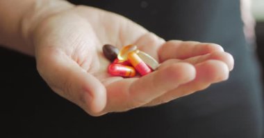 Kadın Eller yakın çekim, Birisi Eline Reçeteli Afyon Pills bir demet döker. Sağlık Kavramı, İlaçlar, Kontrasepsiyon.