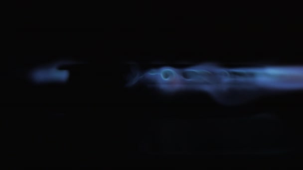 Gasherd auf schwarzem Hintergrund. Gas schaltet sich ein und entzündet blaue Flamme. — Stockvideo
