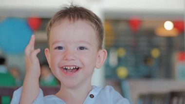 Bir Salıncak ta Happy Child Ride. Mutlu çocukluk, yaz tatili. Mutlu Küçük Çocuk salıncakta sürme gülümseyen.