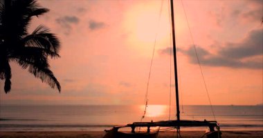 Kum ve Okyanus üzerinde Ailboat Fon Tropics Güzel Gün batımı. Konsept Doğa, Tatil, Relaxe. Yumuşak Odak.