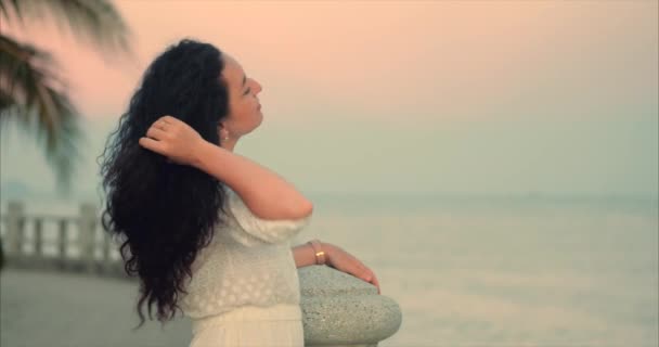 Maravillosa mujer caucásica mirando la cámara. Joven hermosa chica disfrutando de la naturaleza, mirando al océano, disfrutando de la calma de la naturaleza disfrutando de la vida . — Vídeos de Stock