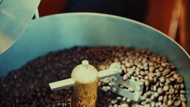 混合烤咖啡。部分去除坏颗粒。烤咖啡豆由专业机器在搅拌机上分类. — 图库视频影像