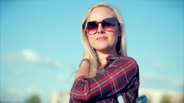 Primer plano Retrato de europeo hermosa linda rubia en con gafas de sol mujer joven o alegre chica mirando en la cámara, soplando viento pelo el viento, cámara lenta . — Vídeos de Stock