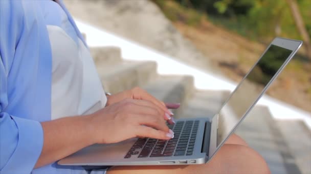 Business Lady Trabalhando no laptop, Morena atraente em um terno azul com um laptop, mulher atraente trabalhando em seu computador ao ar livre . — Vídeo de Stock