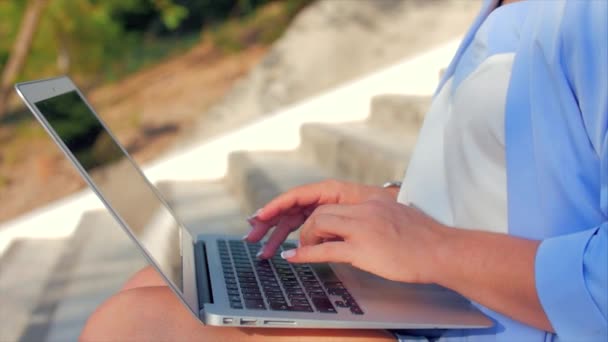 Business Lady Trabalhando no laptop, Morena atraente em um terno azul com um laptop, mulher atraente trabalhando em seu computador ao ar livre . — Vídeo de Stock
