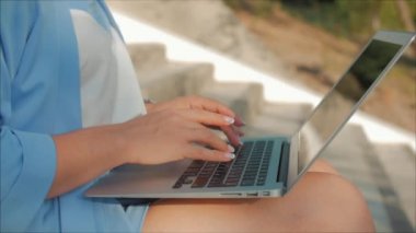 Dizüstü Bilgisayarda Çalışan Kadın, Mavi Takım Elbiseli Çekici Esmer Dizüstü Bilgisayarlı, açık havada bilgisayarında çalışan çekici kadın.