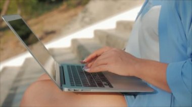 İş Lady Laptop Üzerinde Çalışan, Bir Laptop ile Mavi Takım Elbise çekici Esmer, çekici kadın açık havada onu bilgisayar üzerinde çalışan.