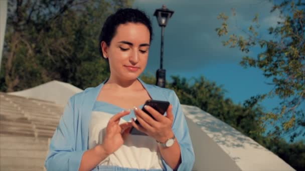 Привлекательная женщина Брюнетка в синем костюме с использованием мобильного телефона. Работа с мобильным телефоном . — стоковое видео