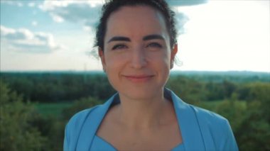 Gün Batımında Kameraya Bakan Portre genç kadın kapatın.