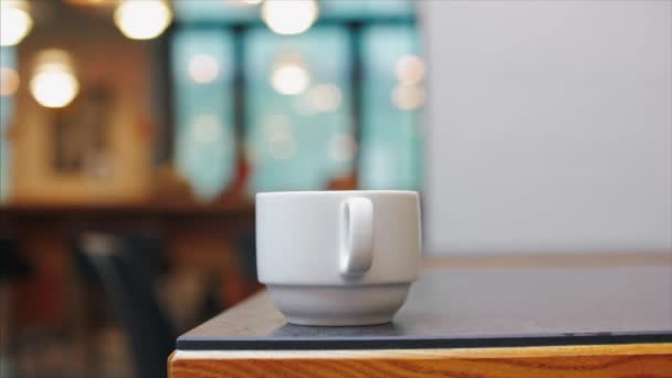 Women Hand toma una taza de café. Material de archivo . — Vídeos de Stock