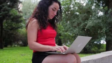 Kadın Laptop Üzerinde Çalışan, Park bir Laptop çalışma ile Siyah şort Çekici Esmer, Kız açık havada bilgisayarında baskılar.