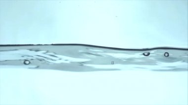 Çevreye duyarlı kristal berraklığında su damlası cama düşer. Su Splash, Temiz Arka Plan, Su, Su hattı Splashing izole.