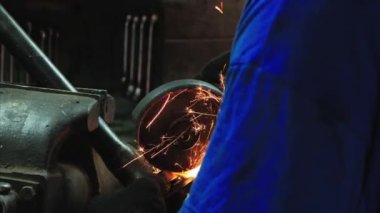 Bir Dairesel Testere ile Çalışan Usta, Kıvılcım Lar Sıcak Metal Fly. Erkek Sıkı Çalışma. Adam Çelik üzerinde çalışıyordu. Endüstriyel fabrika atölyesinde Erkek Elleri İş Kesme MetalI Yardım aletiile yakın çekim.