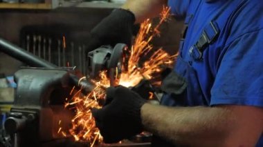 Bir Dairesel Testere ile Çalışan Usta, Kıvılcım Lar Sıcak Metal Fly. Erkek Sıkı Çalışma. Adam Çelik üzerinde çalışıyordu. Endüstriyel fabrika atölyesinde Erkek Elleri İş Kesme MetalI Yardım aletiile yakın çekim.