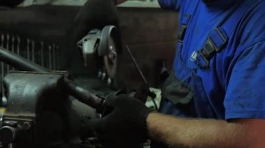 Bir Dairesel Testere ile Çalışan Usta, Kıvılcım Lar Sıcak Metal Fly. Erkek Sıkı Çalışma. Adam Çelik üzerinde çalışıyordu. Endüstriyel fabrika atölyesinde Erkek Elleri İş Kesme MetalI Yardım aletiile yakın çekim.