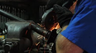Bir Dairesel Testere ile Çalışan Usta, Kıvılcım Lar Sıcak Metal Fly. Erkek Sıkı Çalışma. Adam Çelik üzerinde çalışıyordu. Endüstriyel fabrika atölyesinde Erkek Elleri İş Kesme MetalI Yardım aletiile yakın çekim.