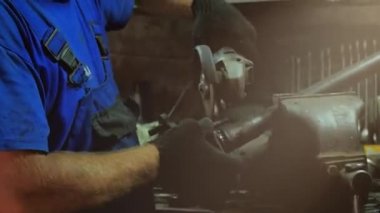 Bir Dairesel Testere ile Çalışan Usta, Kıvılcım Lar Sıcak Metal Fly. Erkek Sıkı Çalışma. Adam Çelik üzerinde çalışıyordu. Endüstriyel fabrika atölyesinde Erkek Elleri İş Kesme MetalI Yardım aletiile yakın çekim.