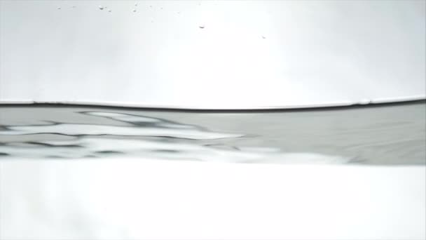 Wasserspritzer, isoliert auf sauberem Hintergrund, Wasser, Wasserleitung spritzt. — Stockvideo