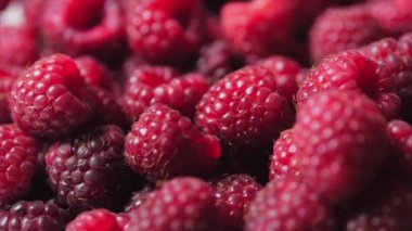 Berry'yi kapat. Taze, Sulu Ahududu Arka Plan, Olgun. Makro Kırmızı Ahududu Meyve. Gıda Dackground olarak Taze Ahududu Meyveler. Sağlıklı Gıda Organik Beslenme.