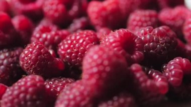 Berry'yi kapat. Taze, Sulu Ahududu Arka Plan, Olgun. Makro Kırmızı Ahududu Meyve. Gıda Dackground olarak Taze Ahududu Meyveler. Sağlıklı Gıda Organik Beslenme.