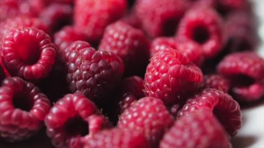 Yakın Rotasyon Loopable Berry. Taze, Sulu Ahududu Arka Plan, Olgun. Makro Kırmızı Ahududu Meyve. Gıda Dackground olarak Taze Ahududu Meyveler. Sağlıklı Gıda Organik Beslenme.