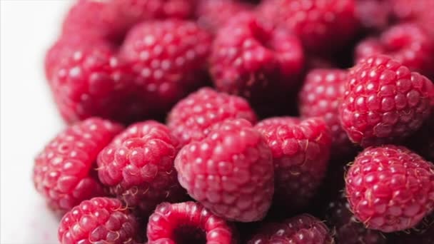 特写贝瑞新鲜，多汁的树莓背景，成熟。宏红树莓水果。新鲜树莓水果作为食物达克地面。健康食品有机营养. — 图库视频影像