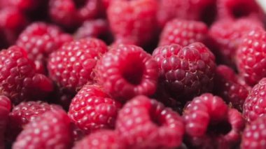 Berry'yi kapat. Taze, Sulu Ahududu Arka Plan, Olgun. Makro Kırmızı Ahududu Meyve. Gıda Dackground olarak Taze Ahududu Meyveler. Sağlıklı Gıda Organik Beslenme.